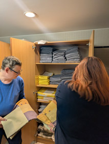 Nancy und Hagen beim Wäsche einsortieren