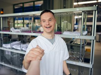 Beifahrer für das Wäscheauto in der Werkstatt Schleswiger Straße