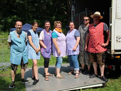 Das Vorbereitungsteam hat Spaß an Omas Kittelschürzen