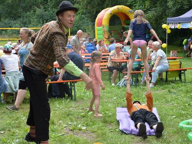 Spiel und Spaß im Wiesengrund z.B. mit dem Duo Curiosa