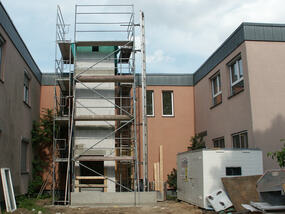 bau des aufzuges an der kita